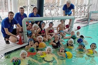 Mit viel Spaß zu Erfolgen - Fröhliche Kinder und Ehrenamtler mit Herzblut: Die Mädchen und Jungen der Altersklassen U8 und U10 und ihre Trainer beim SV Fortuna Auerbach Marcus Hilbert (hinten von links), Steffen Anzer, Jana Schumann und Ulrich Mikulcak.