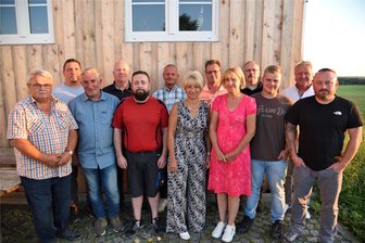 Mit vier neuen Gesichtern: Eichigter Gemeinderat ist jetzt wieder komplett - Der neue Gemeinderat von Eichigt vor der Scheune Dreiländereck in Ebmath mit Bürgermeister Stephan Meinel (hinten, zweiter von links).