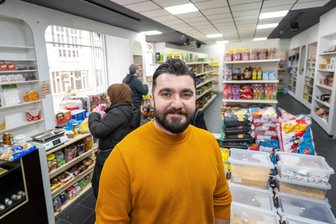 Mit Vogtland-Bazar eröffnet ein neues Geschäft in Plauen: „Damit mein Vater in Würde leben kann“ - Inhaber Rewan Youssef in seinem „Vogtland-Bazar“ am Plauener Klostermarkt.