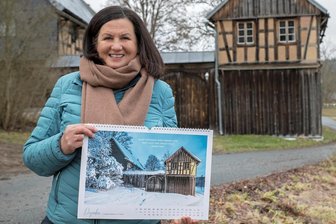 Mit Vogtland-Kalendern durchs neue Jahr: Fünf Erfolgsgeschichten aus der Region - Das Vogtland und seine Idyllen. Kalender-Herausgeberin und Fotografin Andrea Zettl vor einem der wunderschönen Häuser in Gürth, einem Ortsteil der Gemeinde Bad Brambach.