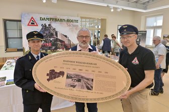 Mit Volldampf beim Schmalspurfest - Mit dem Schaubild „Dampfbahn-Route“ (v.li.) Sven Fischer von der Stadtverwaltung, Bürgermeister Stefan Feustel und André Marks, Dampfbahn-Route Sachsen.
