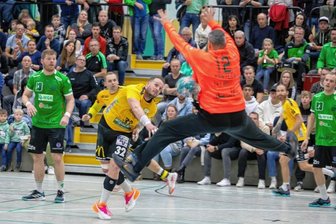 Mit voller Kapelle zum Heimerfolg - Jakub Kolomaznik (Mitte) beim Torwurf. Auch in einer turbulenten Schlussphase behielten die Oberlosaer die Übersicht und die Punkte.