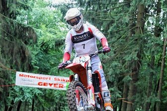 Mit Vollgas den Berg hinauf - Bei besten Bedingungen ging es für 82 Teilnehmer am Samstag über Stock und Stein. Hier springt der Lengefelder Pascal Richter - der Sieger bei den Sport- und Wettbewerbsfahrern wurde. 