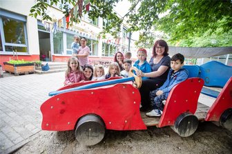 Mit Vollgas in die Zukunft: Wo seit einem halben Jahrhundert Plauener Kinder spielen und lernen - Kita-Leiterin Katrin Streich lenkt die Einrichtung - und hat dabei ebenso viel Spaß wie ihr Team und wie die Mädchen und Jungen der Tagesstätte Am Bärenstein. Träger ist die Volkssolidarität Vogtland.