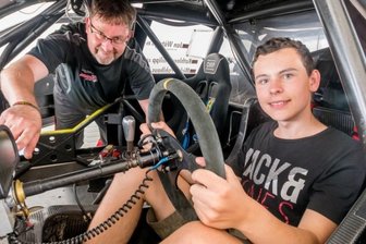 Mit Vollgas in Richtung Glück - Mechaniker Ingo Nicklaus erklärt Sebastian Köhler vor seiner Mitfahrt die verschiedenen Anzeigen und Instrumente des PS-Boliden. Der 15-Jährige war an einem Hirntumor erkrankt. Den Renntag erlebt er gemeinsam mit MutterKatrin, Bruder Dominik (7) und Großvater Bernd Meier.