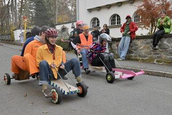 Mit Vollgas ins Wintersemester: Tollkühne Studierende rasen im Erzgebirge mit Seifenkisten - Ein knappes Duell zweier Seifenkisten gab es beim ersten Rennen an der Fakultät.