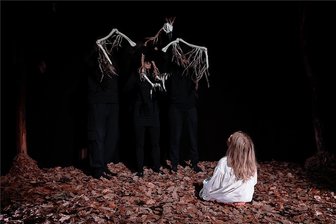 Mit VR-Brille mittendrin statt nur dabei - Der Tod ereilt das fieberkranke Kind (Martha Stöckner) in der virtuellen Umsetzung der Ballade vom Erlkönig in vielerlei Gestalt. So auch in der eines Adlers.
