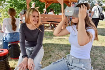 Mit VR-Brillen zum Traumberuf: Limbacher Schüler entdecken Berufe auf besondere Art und Weise - Alina Egorova (rechts) und Marlene Bösel probieren die VR-Brillen aus.