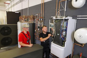 Mit Wärmepumpen auf Wachstumskurs: Glauchauer Unternehmen stellt Mitarbeiter ein - Felix Barthel (links) gehört zur Firma Garant, Finn Schichel ist beim Mutterkonzern Aira angestellt.