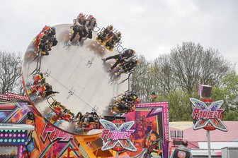 Mit Waffe auf Rummel gedroht: Chemnitzer vor Gericht - Wegen mehrerer Vorfälle beim Rummel 2025, gab es dieses Jahr mehr Sicherheitsmaßnahmen.