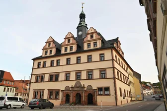 Mit Waffen in Penig unterwegs: Polizei stellt zwei Verdächtige - Vom Rathaus in Penig aus konnte auch der Bürgermeiste den Einsatz der Polizei sehen.