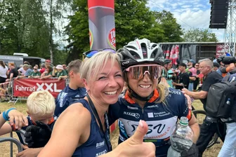 Mit warmen Kartoffeln am Lenker zum Sieg bei 24-Stunden-Radrennen - Burkhardtsdorferin spendet für „Thom hilft“ - Antje Fritzsche stand Katrin Reichelt (r.) beim 24-Stunden-Mountainbike-Rennen zur Seite. Gerade das Fahren in der Nacht war für die Radsportlerin der schwerste Teil der „Heavy 24“.