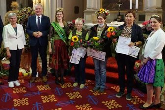 Mit Weizen und Lavendel aufs Podest - Kristina Müller (Vierte von rechts) bei der Ehrung in der Kategorie "Freestyle" des 28. Wettbewerbs "Schönste Erntekrone und Schönster Erntekranz" in der St.-Aegidien-Kirche in Frankenberg durch Staatsminister Thomas Schmidt (Dritter von links).