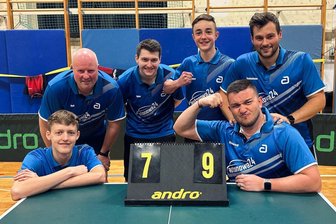 Mit welchen Hoffnungen Aufsteiger Wilkau-Haßlau in der Tischtennis-Sachsenliga aufschlägt - Das Foto zeigt die Wilkau-Haßlauer Heiko Voll, Arian Böhm, Lenny Schubert, Max Tautenhahn (hinten von links), Erik Balazs und Paul Sichwardt (vorn von links) nach dem Sieg in der Aufstiegsrelegation im Mai.