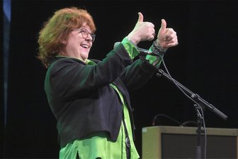 Mit welchen Songs Maggie Reilly das Publikum von Bad Elster begeisterte - Maggie Reilly hat selbst auch Spaß auf der Bühne.