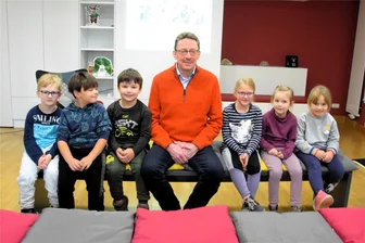 Mit welchen Themen Reichenbachs Oberbürgermeister die Knirpse beim Vorlesetag eingefangen hat - Reichenbachs OB Henry Ruß mit den Vorschulkindern der Kita August Horch beim Vorlesetag.