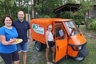 Mit welchen Tropfen Treuener Gastronomen zum Weinfest am Perlaser Turm locken - Ria und Christian Weller freuen sich mit Tochter Frida auf das Weinfest am Wanderimbiss Perlaser Turm.