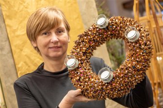 Mit welchen ungewöhnlichen Adventskränzen die Floristinnen von „Blumen kreativ“ in Plauen in diesem Jahr die Kundschaft überraschten - Sylvia Eichelkraut, Inhaberin des Blumenladens an der Plauener Herrenstraße, zeigt einen der besonderen Adventskränze.