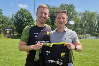Mit welcher Einstellung der Kapitän den SV Lok Glauchau-Niederlungwitz in der Fußball-Westsachsenliga voranbringt - Florian Vogel (links) – hier mit Patrick Hettwer – ist bei seinem Verein nicht nur Spieler, sondern auch Sponsorenbetreuer.