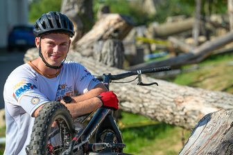 Mit Weltmeistern auf zwei Rädern: Mittelsächsische Fahrradtrialer freuen sich auf internationale Konkurrenz - Robin Lehnert von der Trial Schmiede Claußnitz freut sich auf internationale Gäste in Diethensdorf.