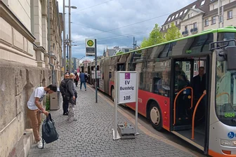 Mit wenig Komfort: Wie der Schienenersatzverkehr zwischen Chemnitz und Burgstädt funktioniert - Die Busse fahren pünktlich, die Bedingungen für wartende Reisende aber sind unangenehm.