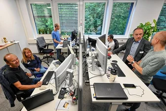Mit Werten punkten: Warum der IT-Entwickler MSG auf Chemnitz setzt - Software-Schmiede mit Blick ins Grüne: Standortleiter Ingo Gringer (zweiter von rechts) im Gespräch mit einigen der 150 MSG-Mitarbeiter am Standort Chemnitz. 