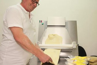 Mit Wickelklößen zum Geschäftserfolg - Beim Wickelklöße machen ist Perry Fischer in seinem Element. 