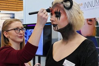 Mit Wikinger-Kriegerin zu Titelehren - Bei der kürzlichen Ausbildungsmesse in Marienberg präsentierte Anna Stefan noch einmal das Fantasy-Make-up, mit dem sie beim nationalen Wettbewerb in Erfurt den Sieg errungen hatte.