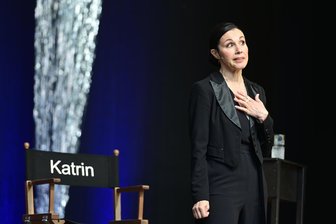 Mit Witz und Charme: Katrin Weber singt in Bad Elster alte und neue Filmhits - Bei „Fast wie im Kino!“ zeigte sich Katrin Weber von einer etwas anderen Seite.