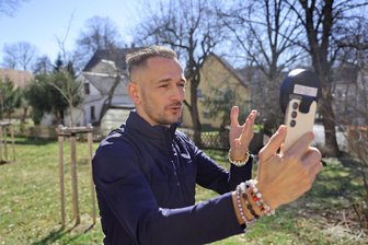 Mit Witz und Handy: Glauchauer Notfallpädagoge mausert sich zum Tiktok-Star - Kevin Hertel aus Glauchau produziert, wenn es die Zeit erlaubt, täglich ein Kurzvideo für seinen Tiktok-Kanal.