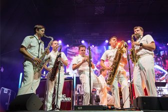 Mit wuchtigem Sound: So trumpfte die Big Band der Bundeswehr auf dem Altmarkt in Plauen auf - Die Big Band der Bundeswehr sorgte bei ihrem Konzert auf dem Altmarkt in Plauen mit Musik und Liedern aus den Genres Swing, Rock und Pop für beste Unterhaltung.