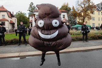 Mit Wurst-Kostüm, Kuchen und Putzkolonne: So zeigen Plauener Gesicht gegen Rechts - Eine Haselbrunnerin im Wurst-Kostüm.