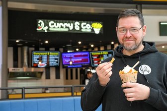 Mit Wurst und Pommes in Chemnitz zum Lebensziel - Falk Hammermüller vor seinem neuen Imbiss in der Sachsen-Allee. Bei „Curry & Co.“ gibt es Pommes und Currywurst in verschiedenen Varianten.