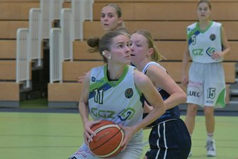 Mit „X-Mas-Spiel“: Basketballclub Zwickau will stärker auf sich aufmerksam machen - Angy Nürnberger (am Ball) ist als Spielertrainerin des BC Zwickau der Kopf auf und neben dem Feld.
