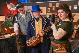Mit Zahnrad und Zylinder: Warum sich Steampunk-Liebhaber gerade in Mühlau treffen - Ignaz Ebner, Michael Schönfeld und Martina Görler (von links) im Treff der Steampunker im Gasthof „Zur Linde“ in Mühlau. Die dortige Ausstellung ist jederzeit unter telefonischer Anfrage möglich: 0172 7925917.
