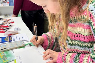 Mit zehn Jahren schreibt sie schon ihr zweites Buch: Frieda Sternkopf aus Flöha auf der Leipziger Buchmesse im Einsatz - Frieda Sternkopf aus Flöha hat ihr Buch an einem Stand auf der Buchmesse vorgestellt.