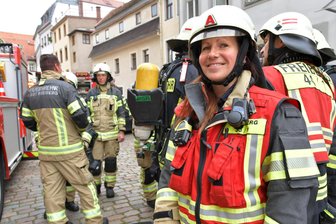 „Mit Zicken-Getue kann ich nichts anfangen“: Das ist Freibergs erste hauptamtliche Feuerwehrfrau - Feuerwehreinsatz in einem Wohnhaus in Freiberg. Im Bild: Feuerwehrfrau Maria Euringer.