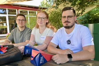 Mit Zuckertüten ins Abenteuer: Elf Azubis starten bei den Johannitern im Erzgebirge - Die Azubis Fabienne Haase und Paul Broßmann sowie Notfallsanitäter Fabien Oktabec (li.).