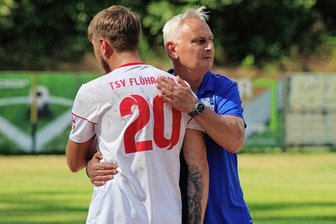 Mit Zuversicht ins Erzgebirge - Aufmunternde Worte nach dem Spiel in Großenhain. Für Mike Hegewald (r.) ist Tommy Möbius (l.) "eine wichtige Stütze" im Flöhaer Team. 