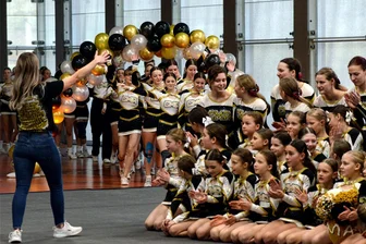 Mit zwei Teambussen geht es nach Bonn: Auerbacher Cheerleader starten zur Deutschen Meisterschaft - Generalprobe der Auerbacher Cheerleader in der Schlossarena. Die Vorstandsvorsitzende Anne Tiepner (links) begrüßt hier die Teams beim Einlauf. Foto: Joachim Thoß