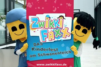 Mit Zwikki und Faxx am Zwickauer Schwanenteich feiern: Das bietet das große Kinderfest „Zwikkifaxx“ - Namensgeber und beliebtes Fotomotiv beim Kinderfest „Zwikkifaxx": die Maskottchen Zwikki (links) und Faxx, die in diesem Jahr erstmals im neuen Outfit ihre Runde über das Veranstaltungsgelände am Zwickauer Schwanenteich drehen.
