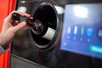 Mitarbeiter betrügt Chemnitzer Getränkemarkt mit Pfandbons um 1200 Euro - Anders als in diesem Symbolbild nehmen im betroffenen Getränkemarkt Mitarbeiter das Leergut händisch entgegen.