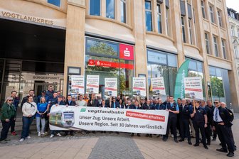 Mitarbeiter der Vogtlandbahn protestieren vor dem Plauener Landratsamt: „Alle 15 Jahre zittern wir um unsere Jobs“ - Etwa 60 Mitarbeiterinnen und Mitarbeiter der Vogtlandbahn demonstrierten am Dienstag vor dem Landratsamt in Plauen.