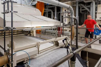 Mitarbeiter, Manager und selbst der Chef stellen die Firma Norafin in Mildenau vor - Warum man bei Norafin in Mildenau bei der Herstellung von Vliesstoffen eine Wasserstrahlanlage benötigt, können die Besucher am Freitag bei der Spätschicht erfahren - hier Mitarbeiter Kai Schlör. Vlies findet man nicht nur in Feuerwehrjacken, sondern auch Tapeten und in der Medizin. 