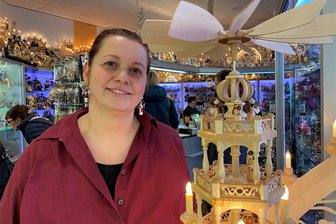 Mitarbeiterin entsetzt: Unbekannte stehlen wertvollen XXL-Holzengel aus Kunsthandwerksladen in der Plauener Stadt-Galerie - Verkäuferin Melanie Borchert hatte Dienst, als der trommelnde Engel abhanden kam. Er stand neben dieser Pyramide.