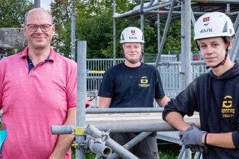 Mitarbeitersuche mit Youtube, Tiktok und verrückten Ideen - Um Auszubildende wie Luca Pötzsch (17, Mitte) und Christian Peter (16, rechts) anzuwerben, geht Geschäftsführer Walter Stuber ungewöhnliche Wege.
