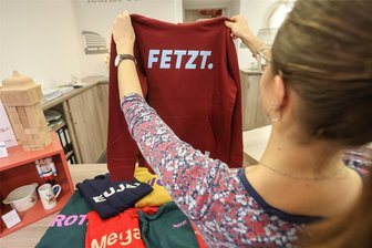 Mitbringsel aus C-Town - Wie steht es um das Merchandising von Chemnitz? - Frisch eingetroffen: Merchandising mit Sprüchen.
