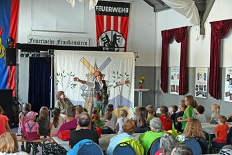 Miteinander stark in Frankenstein bei Oederan: Vereinsfest zeigt Kraft der Gemeinschaft - Wie zum Gastspiel der Freiberger Märchenbühne war die Kulturhalle stets bestens besucht.