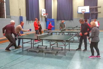 Mitgliederboom bei „Ping Pong Parkinson“ in Zwickau: Neue Hallenzeiten für Selbsthilfegruppe - Die Selbsthilfegruppe Zwickau des Verbands“ Ping Pong Parkinson“ beim Treff in die Turnhalle der Humboldtschule.