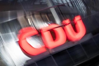 Mitgliedervotum allein hilft nicht - Das CDU-Logo an der Parteizentrale, dem Konrad-Adenauer Haus in Berlin.